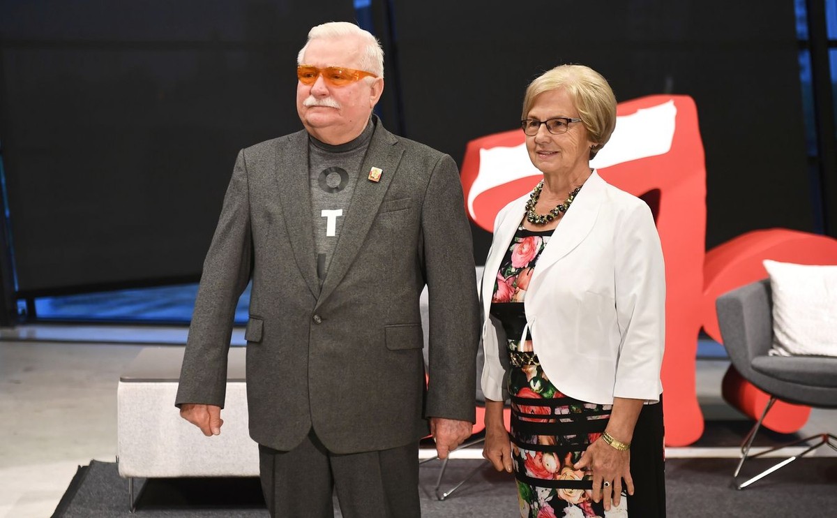 Gdańsk, 29.09.2019. Były prezydent Lech Wałęsa (L) z żoną Danutą. Z okazji 76. urodzin Lecha Wałęsy, 29 bm. w Europejskim Centrum Solidarności w Gdańsku odbywa się konferencja pt. „Solidarność XXI wieku: Solidarność klimatyczna”. Organizatorami wydarzenia są Fundacja Instytut Lecha Wałęsy, Miasto Gdańsk, Urząd Marszałkowski Województwa Pomorskiego oraz Europejskie Centrum Solidarności. (mr) PAP/Marcin Gadomski