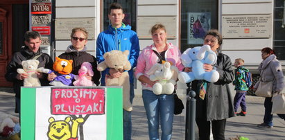 Pluszakowy protest "Dziewczynki z zapałkami" na Piotrkowskiej