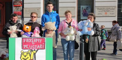 Pluszakowy protest "Dziewczynki z zapałkami" na Piotrkowskiej