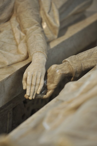 W kościele św. Piotra legendarni kochankowie z Teruel  wreszcie są razem: marmurowa dłoń Isabel gładzi marmurowe palce Diego
