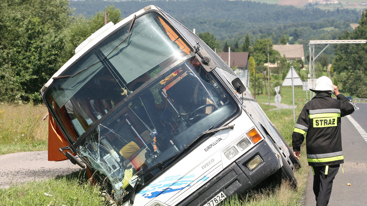 Poważny wypadek w Bęczarce koło Głogoczowa na zakopiance. Autobus przewożący dzieci wpadł do rowu. Dziesięcioro z nich trafiło do szpitala - podała TVN24.