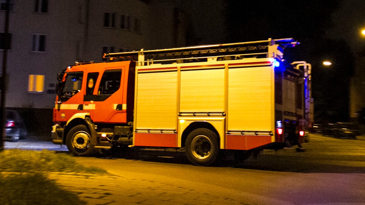 Dziś w nocy nieznani sprawcy podpalili nową elewację budynku Zespołu Szkół Ogólnokształcących nr 15 przy ul. Krzemionkowej w Kielcach.