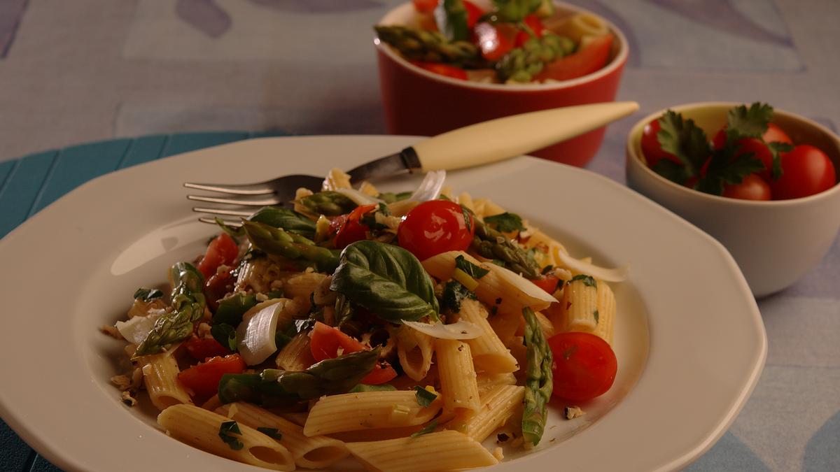 Penne spárgával, paradicsommal recept