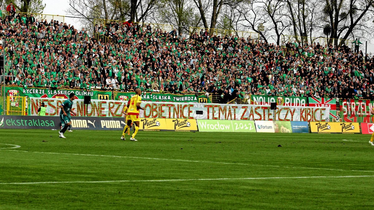 Dolnośląska policja złożyła w czwartek do wojewody dwa wnioski o zamknięcie ze względów bezpieczeństwa stadionów piłkarskich Śląska Wrocław i KGHM Zagłębia Lubin dla imprez masowych.