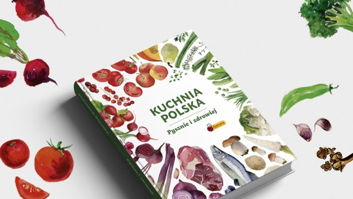 13 listopada br. wyjątkowa publikacja „Kuchnia polska. Pysznie i zdrowiej” weszła do oferty sieci Biedronka. W książce znaleźć można mnóstwo dobrze znanych potraw, ale w nowoczesnej i bardziej zbilansowanej wersji. Są też dania mniej oczywiste, ale nadal inspirowane rodzimymi smakami i aromatami. Wydawnictwo w zupełnie nowy sposób podchodzi do prezentacji przepisów, jednocześnie zapewniając czytelnikowi wiele cennych kuchennych porad dotyczących np. miar czy sposobów krojenia i siekania.