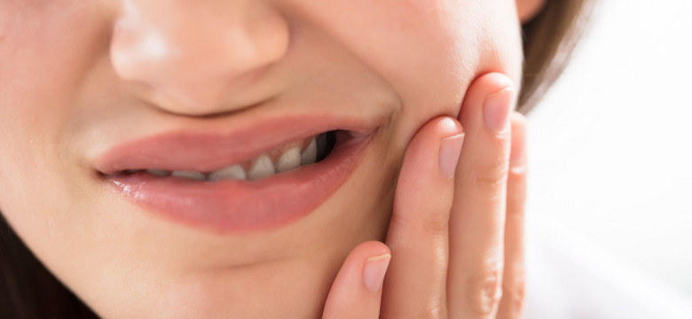 Ból zęba. Jak sobie z nim radzić? Najlepsze domowe sposoby, które przynoszą ulgę