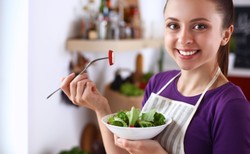 Nie tylko w trosce o linię! Oto, dlaczego latem warto przejść na lekką dietę