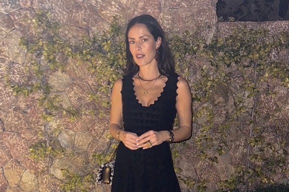 BOSA U MINIĆU, KITI SE ZLATOM Ana Ivanović u crnoj haljini mami poglede: Tek da joj vidite dekolte (Foto)