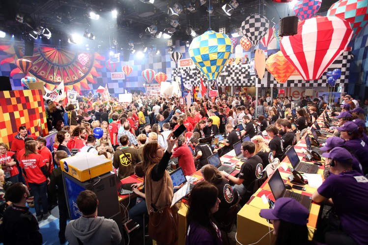 <b>10 stycznia – Finał Wielkiej Orkiestry Świątecznej Pomocy już po raz 24.</b>
<br>
<br>
Sztab WOŚP w studiu TVP. <br>
<br>
120 tys wolontariuszy wyszło na ulice polskich – i nie tylko - miast. Zbiórki trwają też w USA i Wielkiej Brytanii
<br>
<br>