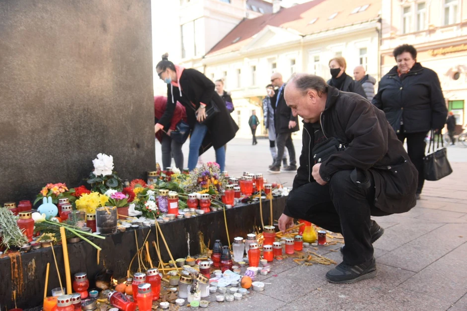 U centru Novog Sada posle sahrane 