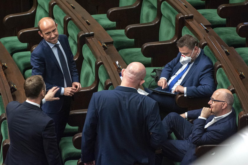 Jak rekonstrukcja i kłótnie wpłynęły na sondaże? Będziecie zaskoczeni