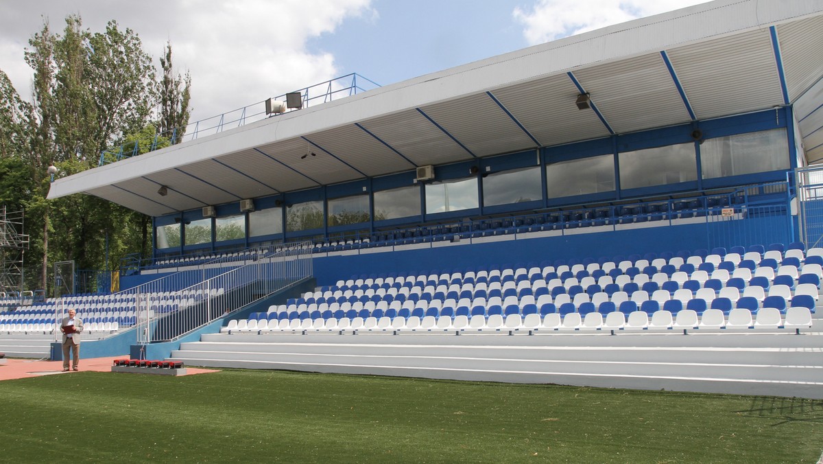 Zakończyła się modernizacja Stadionu Miejskiego Suche Stawy w Krakowie na potrzeby centrum treningowego piłkarskiej reprezentacji Anglii podczas EURO 2012. Prace objęły m.in. gruntowną przebudowę szatni oraz renowację płyty boiska i dopasowanie jej do standardów FA przyjętych dla boiska szkoleniowego piłkarskiej reprezentacji Anglii - informuje portal krakow.pl.