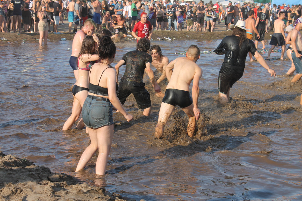 Pol'and'Rock Festival 2018: błotne kąpiele pod "grzybkiem"