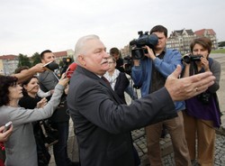 Wałęsa dostał Złotą Kurę od Niemców