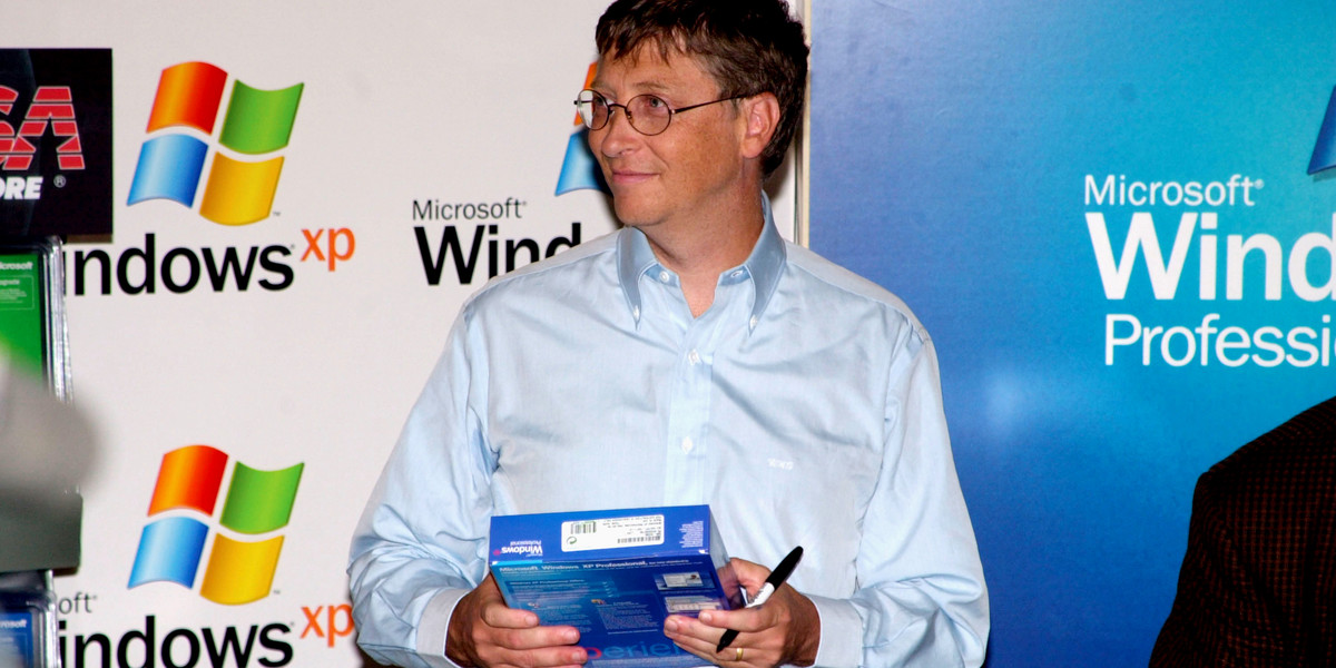 Bill Gates, ówczesny prezes Microsoftu, w trakcie premiery Windowsa XP w 2001 r. W IT to cała epoka, a miliony użytkowników wciąż w niej tkwią