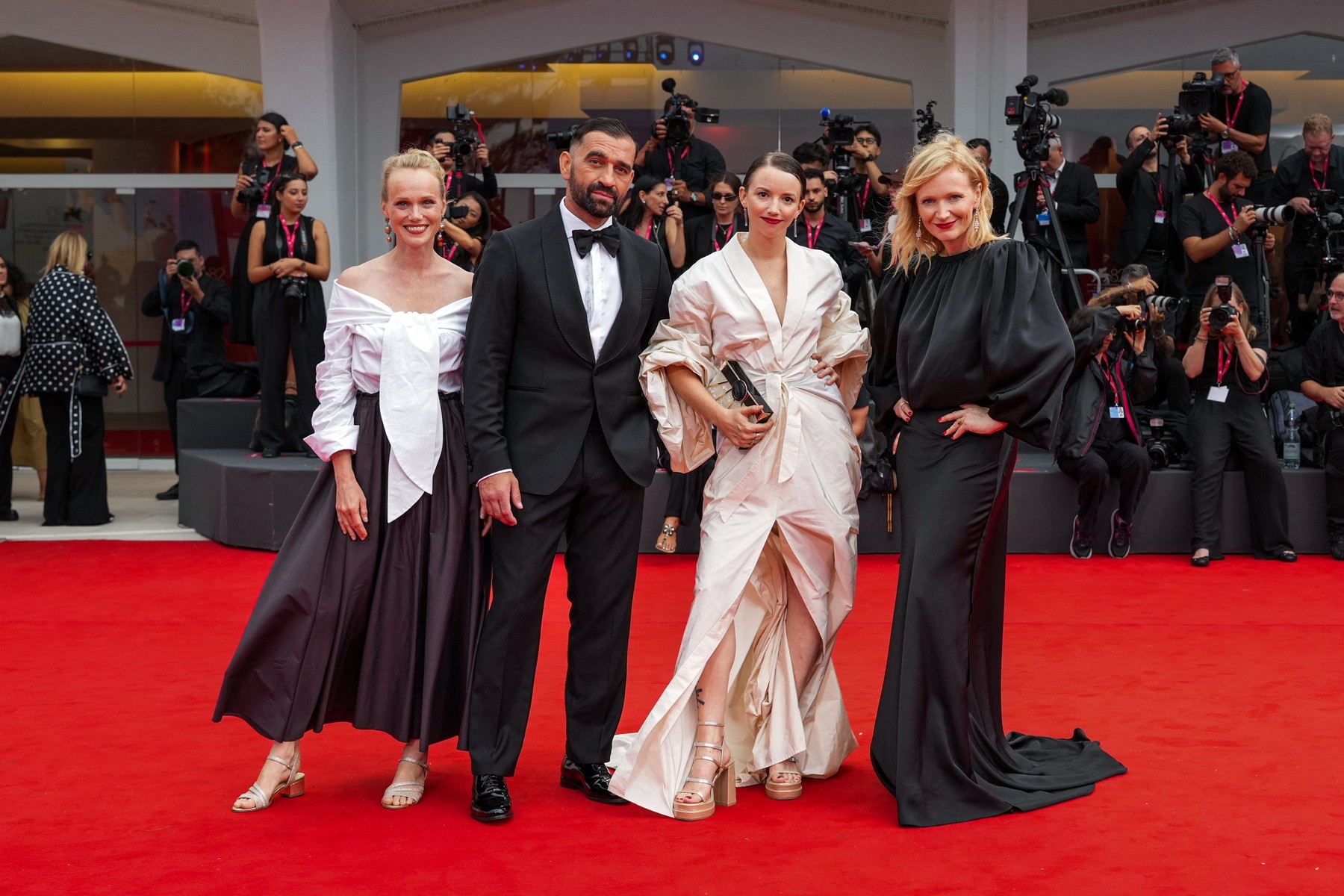 Dominika Morávková-Zeleníková, Milan Ondrík, Tereza Nvotová a Anna Geislerová na festivale v Benátkach.