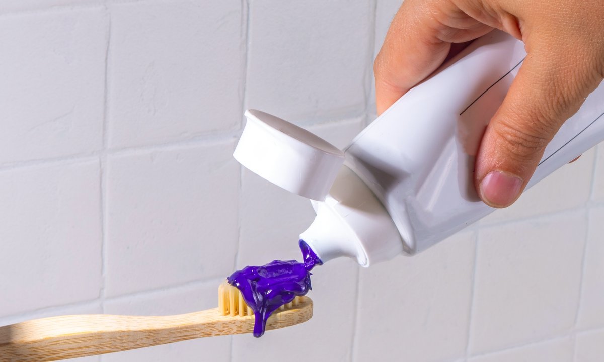 Ta fioletowa pasta w minutę koryguje żółty odcień zębów. To rozjaśniająca petarda!