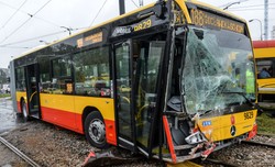 11 osób w szpitalu. Tramwaj zderzył się z autobusem na warszawskiej Pradze