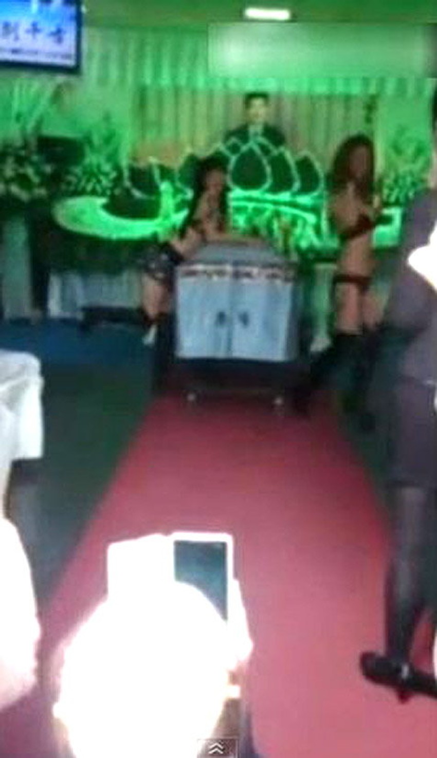 Bizarno: Striptiz na sahrani