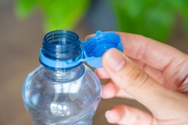 Sve vreme smo POGREŠNO otvarali plastične flaše: TRIK SA ČEPOVIMA oduševio milione ljudi - "Konačno pijem vodu kao normalna osoba!"