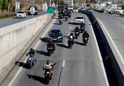 'Konwoje wolności' zbliżają się do Paryża. Macron apeluje o spokój