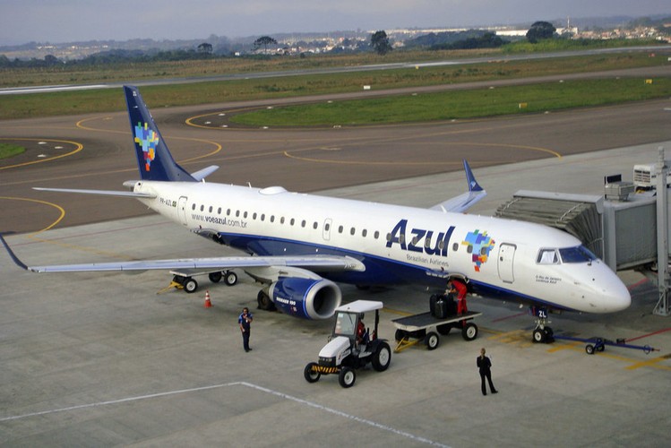 Azul Brazilina Airlines zdobyły tytuł najbardziej punktualnej linii lotniczej w 2012 roku w Ameryce Południowej. 80,04 procent wszystkich lotów przyleciało do portu docelowego zgodnie z rozkładem.