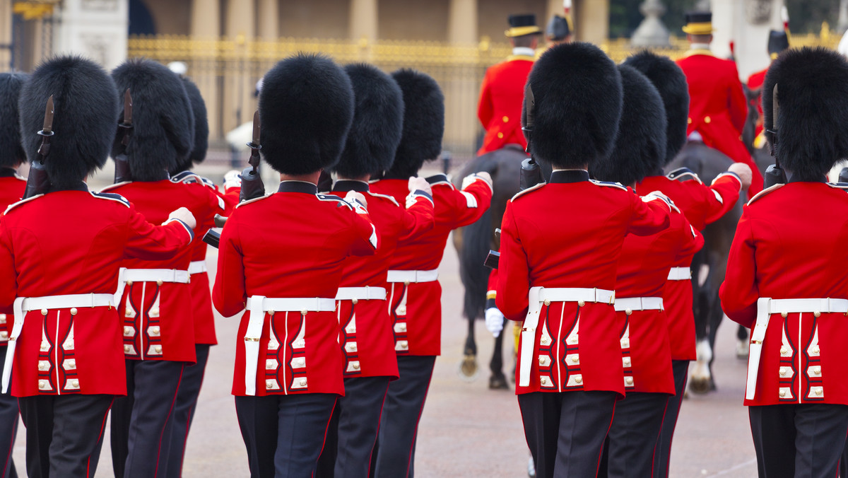 Funkcjonariusz policji odpowiedzialny za ochronę brytyjskiego dworu królewskiego został aresztowany, gdy w jego szafce na terenie Pałacu Buckingham znaleziono amunicję - poinformowała brytyjska policja.