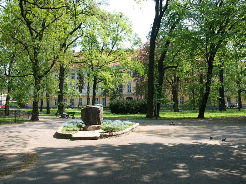 Leszno, park i pałac Sułkowskich w tle