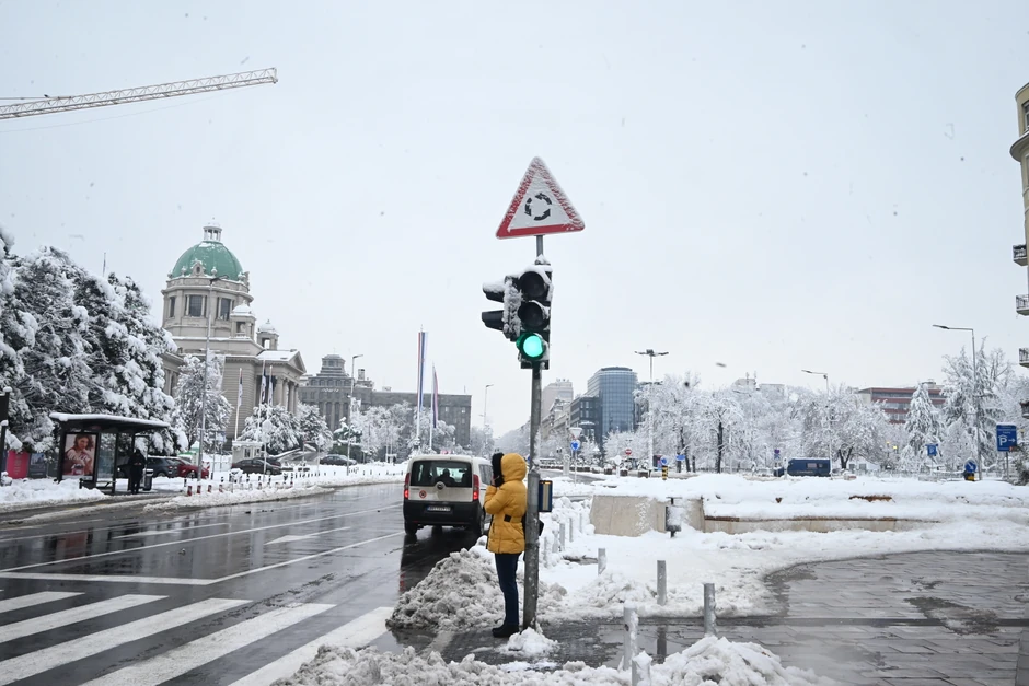 Specifičnost ovog kružnog toka je u polukružnom prstenu sa više traka koje jasno usmeravaju vozače.