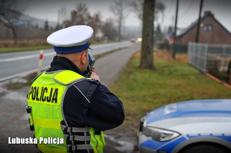 Policja kontroluje kierowcę