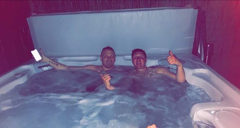 Andrew si užíval chvíle so svojimi priateľmi.