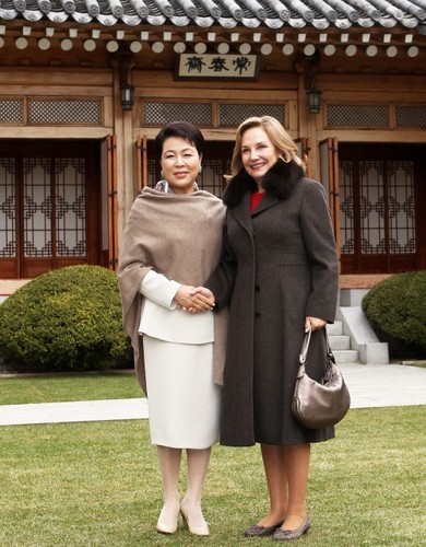Małżonka prezydenta Korei Południowej, Kim Yoon-ok (po lewej) i Cecilia Morel - małżonka prezydenta Chile