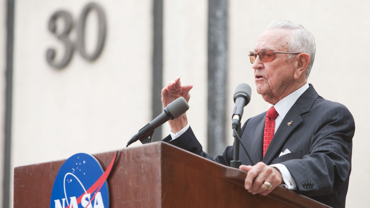 Legendarny założyciel kontroli misji NASA kierował pierwszymi pilotażowymi lotami orbitalnymi w Ameryce, nadzorował lądowanie na Księżycu i był dyrektorem Johnson Space Center w Houston. Kraft zmarł dwa dni po 50. rocznicy misji Apollo 11, miał 95 lat.