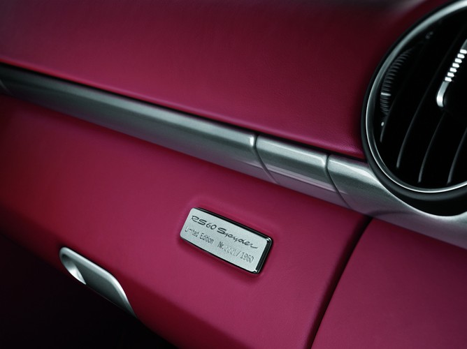 W środku skóra w kolorze carrera red