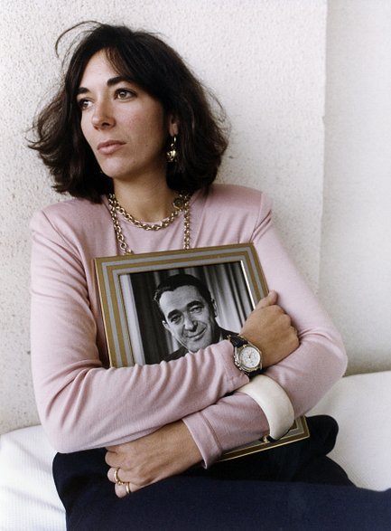 Ghislaine Maxwell z żałobnym portretem ojca, 1991 r.