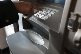 Znany bank wycofuje w Holandii 100 tys. wadliwych kart kredytowych