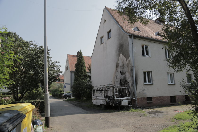 Spalona przyczepa na wrocławskim Biskupinie