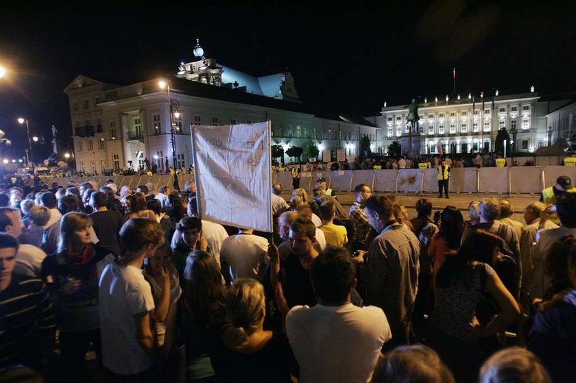 Piknik pod krzyżem przed Pałacem Prezydenckim