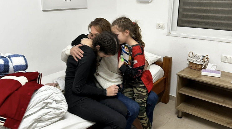 Már biztonságban - Majan Zin és két kislánya, Dafne és Ela egymás karjaiban / Fotó: Majan Zin
