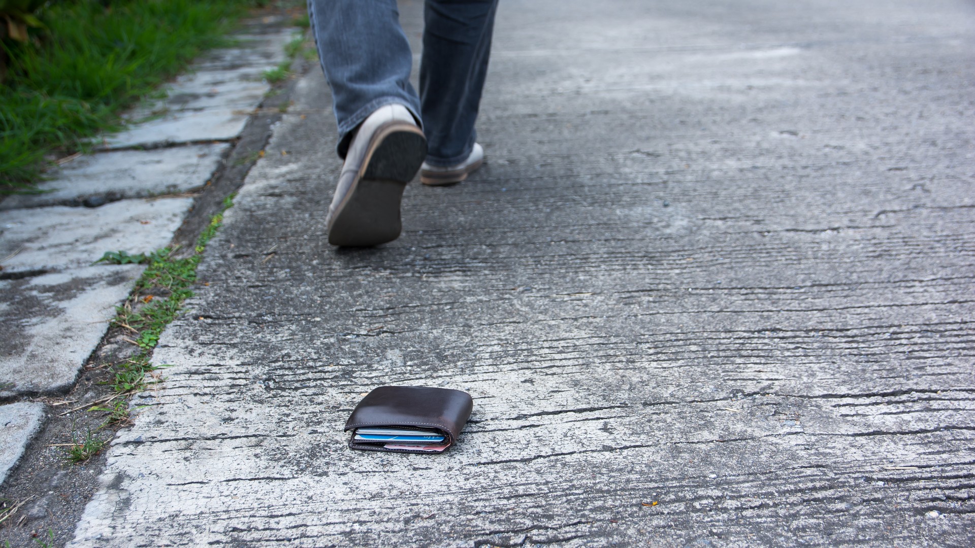 Мужчина идет по дороге. Спортивные люди. Одинокий человек на дороге. Идет по дороге. Jaywalking meaning.