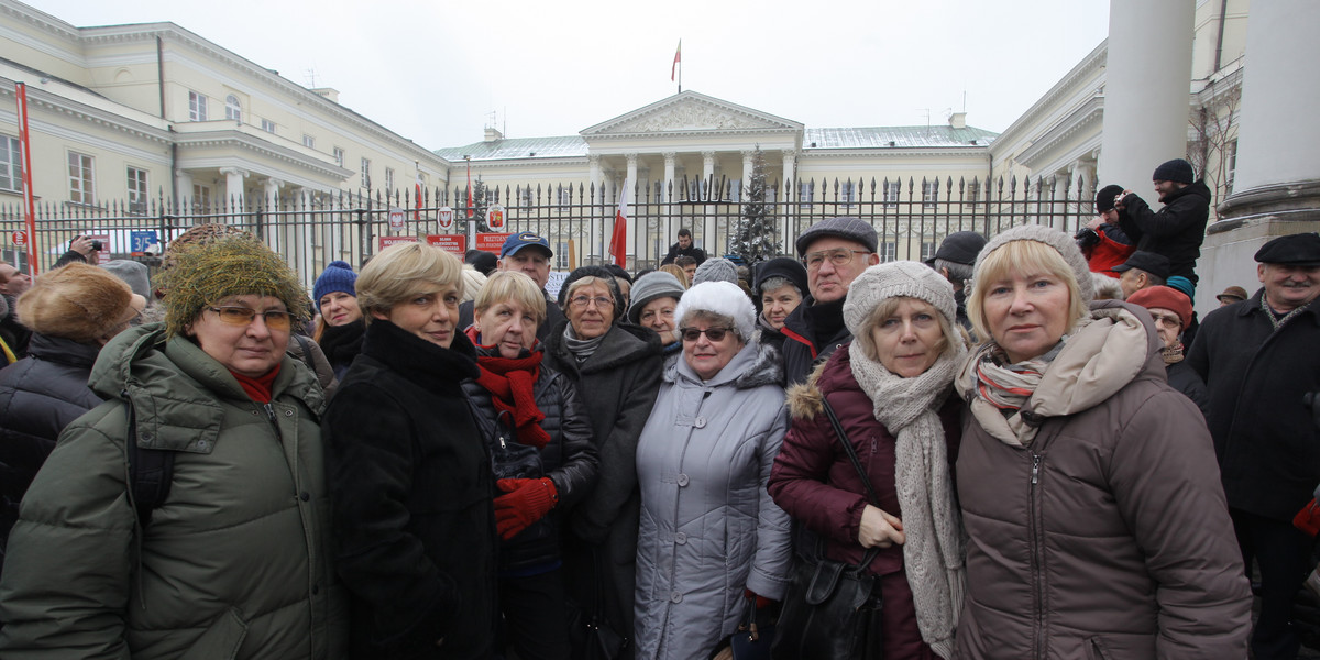 Protest mieszkańców Bemowa pod stołecznym ratuszem