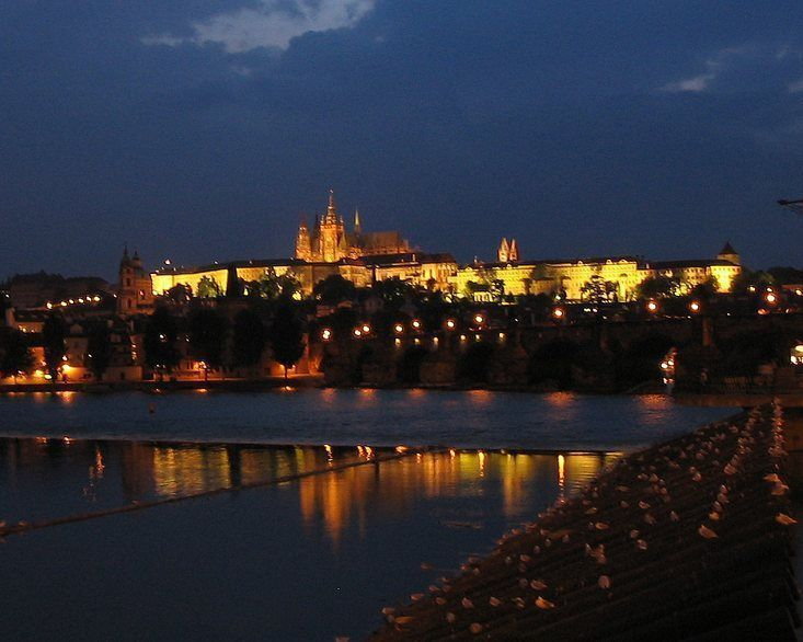 Praga nocą (fot. Mohylek, opublikowano na licencji Creative Commons Uznanie autorstwa – Na tych samych warunkach 3.0)