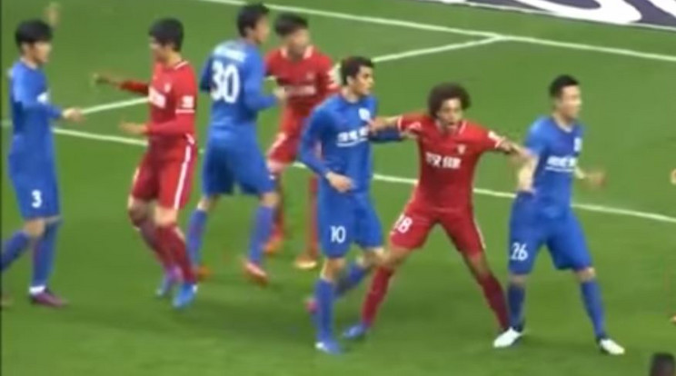 Durva büntetés jár a kínai focistának, mert megtaposta Witselt