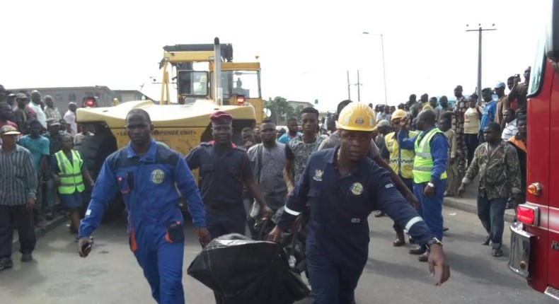 Emergency workers are seen carrying the corpse of the deceased in a body bag.