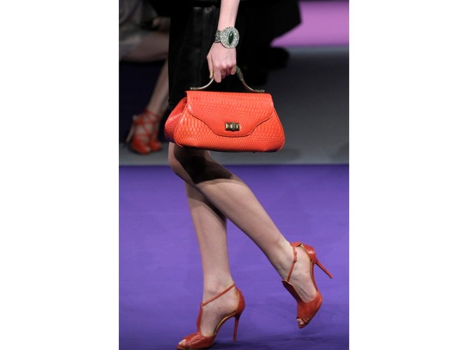 Gra w kolory jest dozwolona nawet zimą - torebki nie da się przegapić, podobnie jak butów i bransoletki