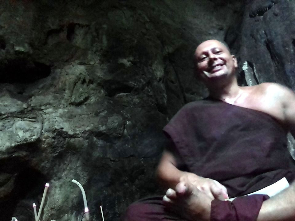 Dawid Schwalk w jaskini w zakonie Thamkrabok
