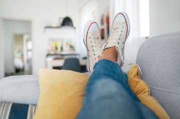 Vegyük le a cipőt a lakásban? A tudomány szerint igen – és sokkal több múlik rajta, mint gondolnánk