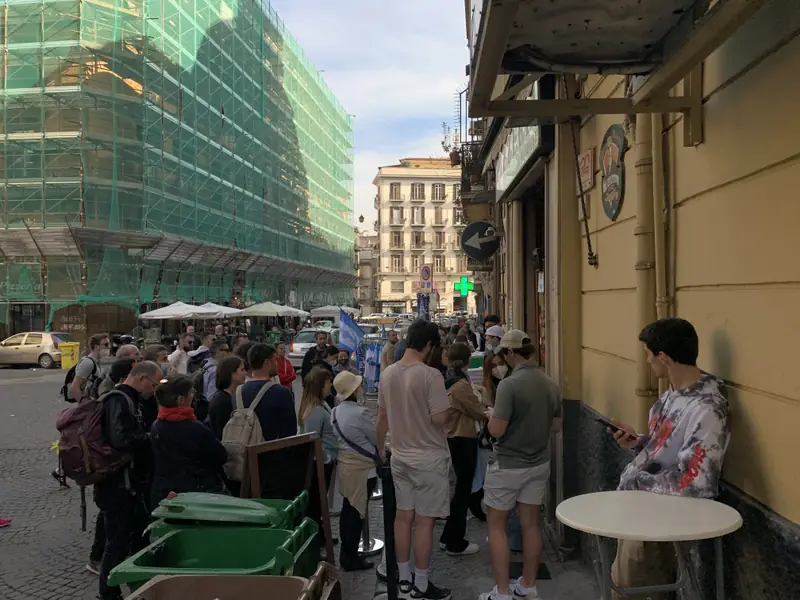 Kolejka po pizzę w L&#39;Antica Pizzeria da Michele