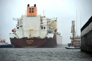 Pierwszy komercyjny statek wpłynął do terminala LNG w Świnoujściu