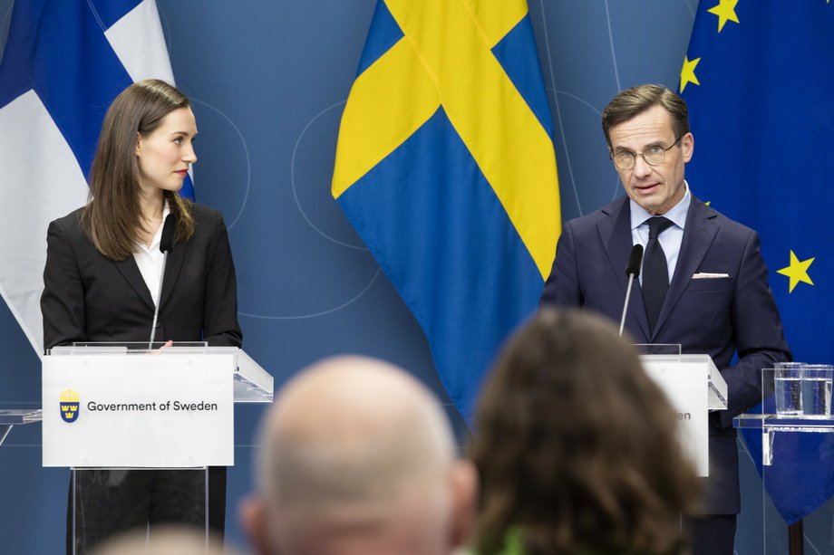Wejście do NATO Szwecji i Finlandii jest dużym wzmocnieniem Sojuszu w Europie. Na zdjęciu premier Szwecji Ulf Kristersson przemawia na konferencji prasowej z premier Finlandii Sanną Marin w Sztokholmie.
